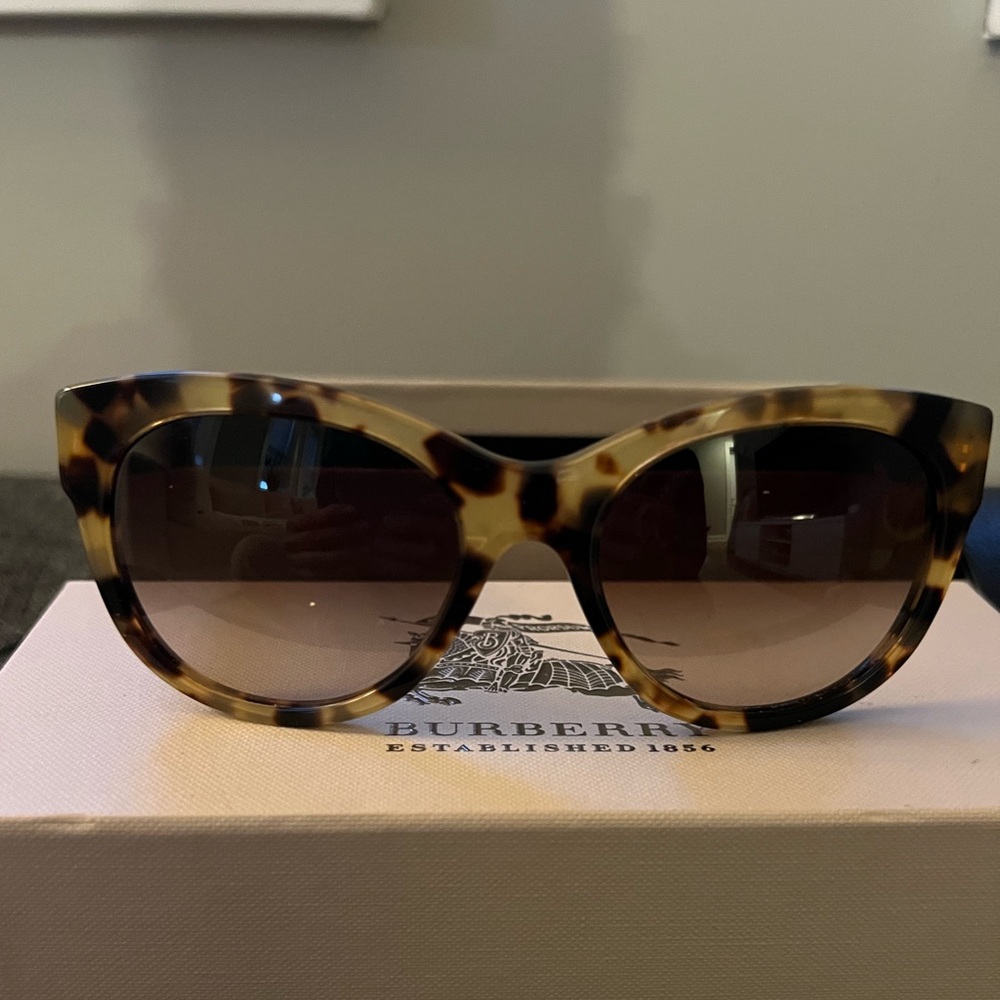 Burberry tortoiseshell pattern sunglasses